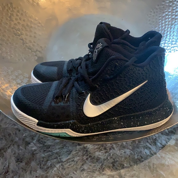 Nike Kobe Sneaker - never worn!  Boys size 4 - Picture 2 of 5